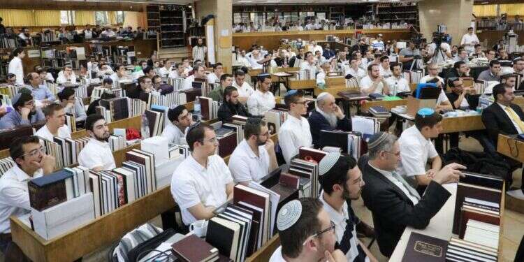 לימוד תורה באלון שבות. צילום: גרשון אלינסון - פלאש 90 תיקון ליל שבועות: כל האירועים, השיעורים ומרכזי הלימוד ברחבי הארץ