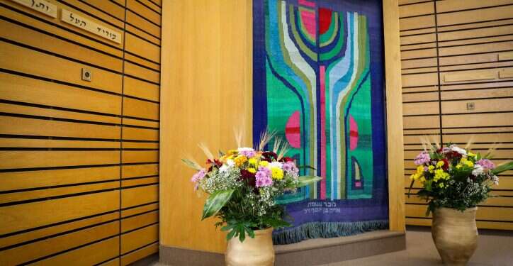 שבועות בבית כנסת באפרת. אילוסטרציה. צילום: גרשון אלינסון, פלאש 90 זהו, גם חג השבועות נפל לפרוגרס