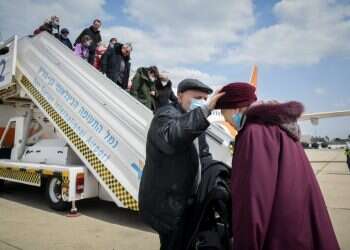 עולים מאוקראינה, 2022 . למצולמים אין קשר לכתבה. צילום: יוסי זליגר, פלאש 90 "הצלתי אלפי חיים, אך כשהגעתי לישראל נתקלתי במכונה בירוקרטית בלתי אפשרית"