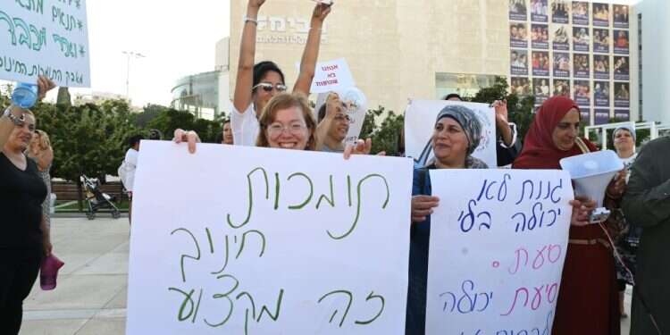 מחאת הסייעות. צילום: אבשלום ששוני, פלאש 90 "מעולם לא שבתנו": המאבק של מעונות היום השיקומיים מעלה הילוך