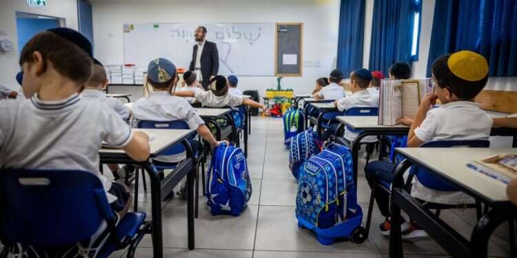 בית ספר חרדי בבית־שמש. למצולמים אין קשר לכתבה. צילום: יונתן זינדל, פלאש 90 מגמות חדשות: מה אומרים נתוני התמונה החינוכית הארצית על השכלת ילדנו