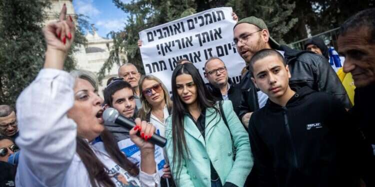 הפגנת תמיכה באוריאן בן כליפא. צילום: יונתן זינדל/פלאש 90 לוחמת מג"ב הורשעה בתקיפת צעירה ערבייה. פעילי ימין: ידועה כשוטרת כוחנית