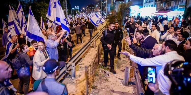 חילונים וחרדים מתווכחים בהפגנה בבני ברק, לפני חודשיים. צילום: אבשלום ששוני, פלאש 90 חזון המדינה האחת: המפתח לשילוב המגזר החרדי במדינת ישראל