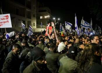 מפגינים ליד הבית ברחוב עזה, בלילה הקודם שבו פוטר השר גלנט. צילום: נועם רבקין פנטון, פלאש 90 רוצים להיות שכנים של רה"מ? הדירה בבניין של משפחת נתניהו עומדת להשכרה