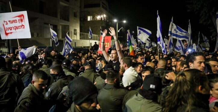 מפגינים ליד הבית ברחוב עזה, בלילה הקודם שבו פוטר השר גלנט. צילום: נועם רבקין פנטון, פלאש 90 רוצים להיות שכנים של רה"מ? הדירה בבניין של משפחת נתניהו עומדת להשכרה