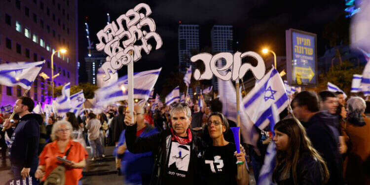 הפגנה בקפלן נגד הרפורמה ונתניהו. צילום: אריק מרמור, פלאש 90 לשימוש חד פעמי