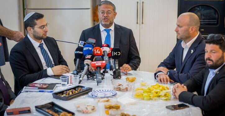 בן גביר וסיעת עוצמה יהודית בשדרות, בשבוע שעבר. צילום: פלאש 90 סמוטריץ' נגד בן גביר: "הפלת הממשלה – פרס לטרור. בואו נירגע"