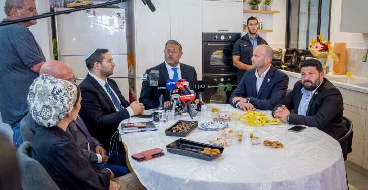 השר בן גביר וחברי עוצמה יהודית בשדרות. צילום: פלאש 90 לשימוש חד פעמי