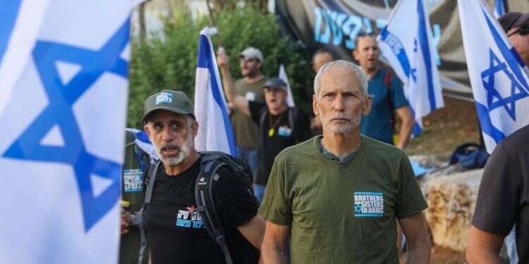 עומר ברלב בהפגנה בבני ברק.. צילום: פלאש 90 סיבוב פרסה: מאפיית אנג'ל מתנצלת בפני משפחתו של הרב אדלשטיין זצ"ל