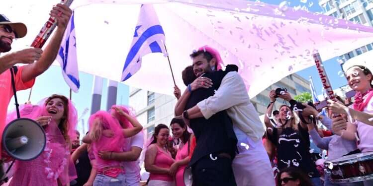 טקס נישואים המוני בהפגנת בשמאל בתל אביב. צילום: תומר נויברג פלאש 90 הם לא הפנימו, אבל מאמיני הדת הליברלית הם הדתיים האדוקים ביותר