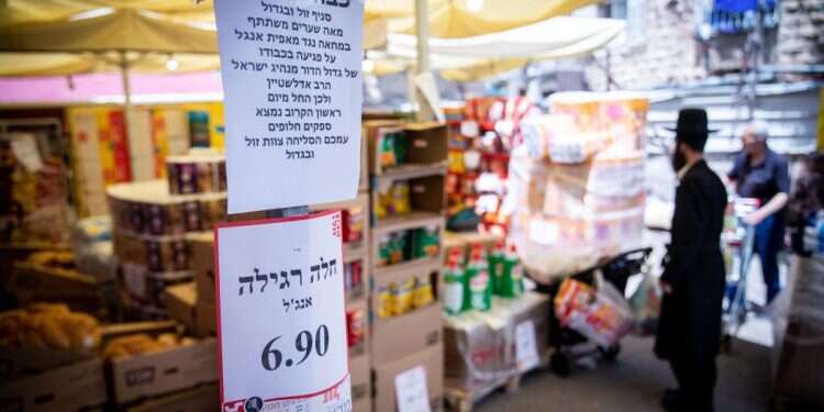 הודעת תמיכה בחרם על מאפיית אנג'ל במתחם קניות חרדי. צילום: פלאש 90 כוכבי הסטטוסים החרדים מגיעים למאות אלפי צפיות ביום