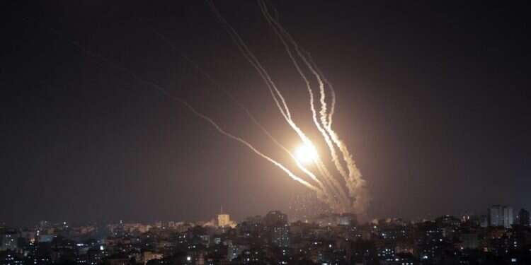 שיגורים מרצועת עזה לישראל, הערב. צילום: אתיה מוחמד/פלאש90 הלחימה נמשכת: צה"ל הפציץ בתי בכירים בג'יהאד האסלאמי