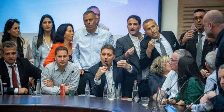 חלק מראשי הרשויות בדיון על חוק קרן הארנונה בשבוע שעבר. צילום: אורן בן חקון/פלאש90 הכוונה של סמוטריץ' רצויה, אבל המעשה שלו לא רצוי