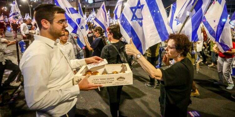 הפגנה בבני־ברק. צילום: פלאש 90
 חיימק'ה רק רצה לקבל חיבוק מהמיינסטרים הישראלי