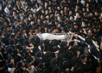 צפו: מאות אלפים בהלוויית הרב אדלשטיין