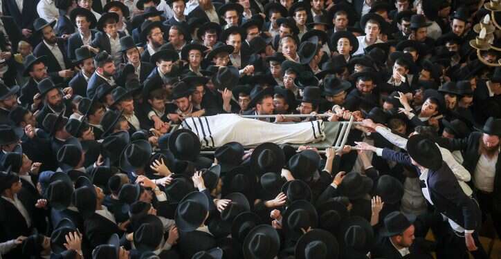 הלוויית הרב גרשון אדלשטיין. צילום: יונתן זינדל, פלאש 90 צפו: מאות אלפים בהלוויית הרב אדלשטיין