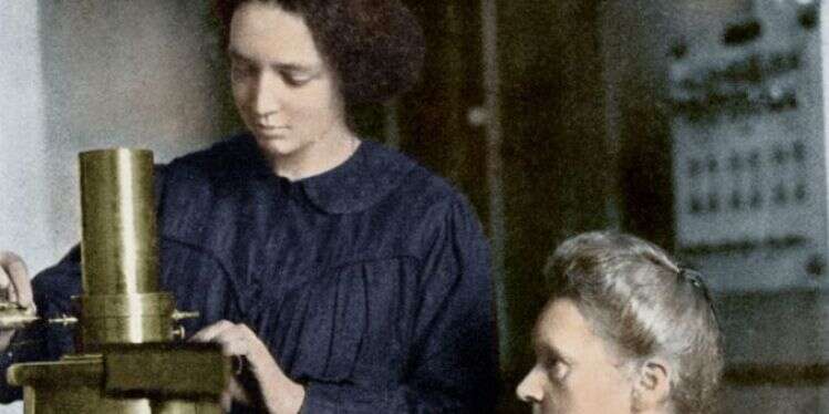 גם הבת זכתה בפרס נובל, אך תיאור חייה משעמם יותר. מארי קירי ובתה אירן, 1925. צילום: גטי אימג'ס