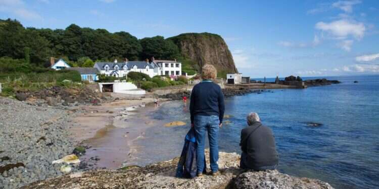 עבור ההורים המודאגים בכפר האירי, עזיבה היא טרגדיה. חוף קוזווי, אירלנד. צילום: גטי אימג'ס