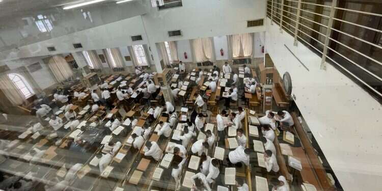 ביקורי גומלין: בין השטייגען של ישיבת מיר לבריכה האקולוגית של הישיבה חילונית