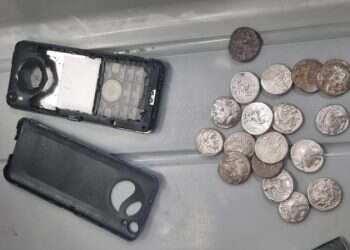 ניסה להבריח מטבעות עתיקים בתוך טלפון – ונתפס