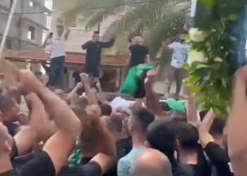 הלוויתו של דיאר עמרי בכפר סנדלה. צילום מסך מתוך הטוויטר "ברוח ודם נפדה את השהיד": ההרוג הערבי באירוע הירי בצפון הובא למנוחות