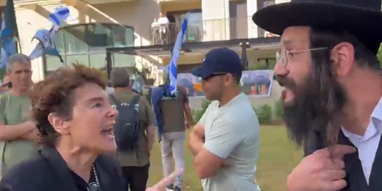 פרופ' בבר אילן בהפגנה נגד חרדים: "אתם לא יהודים"