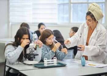 תלמידות במעבדה אולפנת אמית בארי שדרות. צילום: טרלן בן אבי