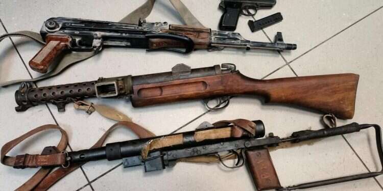 הנשקים ממלחמת השחרור שנמצאו בסליק במושב בחבל לכיש. צילום: דוברות המשטרה סליק בחצר: נשקים ממלחמת העצמאות נמצאו במושב בחבל לכיש