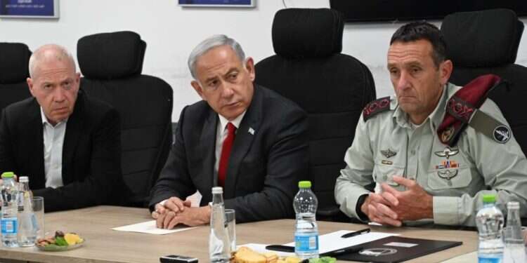 הלוי, נתניהו וגלנט בהערכת מצב לאחר הירי מעזה. צילום:  חיים צח /לע בצה"ל יתחקרו את אחוזי הפגיעה הנמוכים יחסית של "כיפת ברזל"