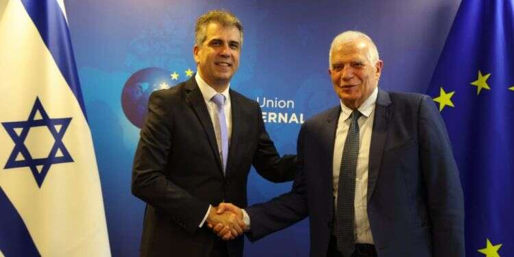 שר החוץ כהן (מימין) ומקבילו באיחוד האירופי ג'וזף בורל. צילום: Johanna Géron, שגרירות ישראל לאיחוד האירופי "דף חדש ביחסים בין ישראל לאיחוד האירופי": שר החוץ כהן נפגש עם ג'וזף בורל