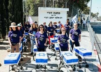 מחאת ארונות הקבורה. צילום: אמנון חורש "טירלול מגעיל, השתגעו לגמרי": משפחות שכולות נגד מיצג ארונות הקבורה