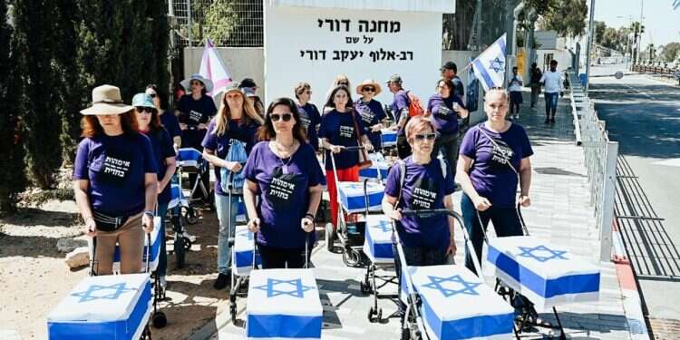 מחאת ארונות הקבורה. צילום: אמנון חורש "טירלול מגעיל, השתגעו לגמרי": משפחות שכולות נגד מיצג ארונות הקבורה