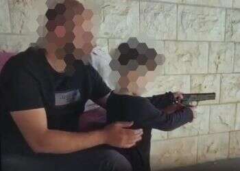 הוארך מעצרו של תושב טייבה שתועד נותן לאחייניו הקטנים לירות בנשק