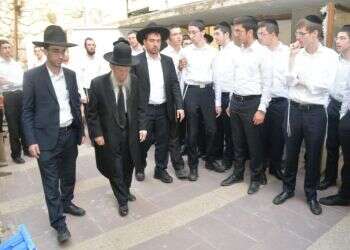 "באמת רוב החילונים אינם שונאים": דיוקן של הרב שלכבודו פרצה המחאה נגד מאפיית אנג'ל