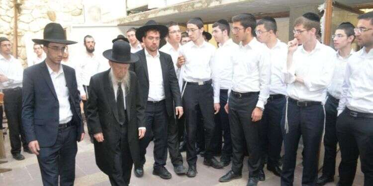 הרב אדלשטיין עם תלמידים. צילום: שוקי לרר "באמת רוב החילונים אינם שונאים": דיוקן של הרב שלכבודו פרצה המחאה נגד מאפיית אנג'ל