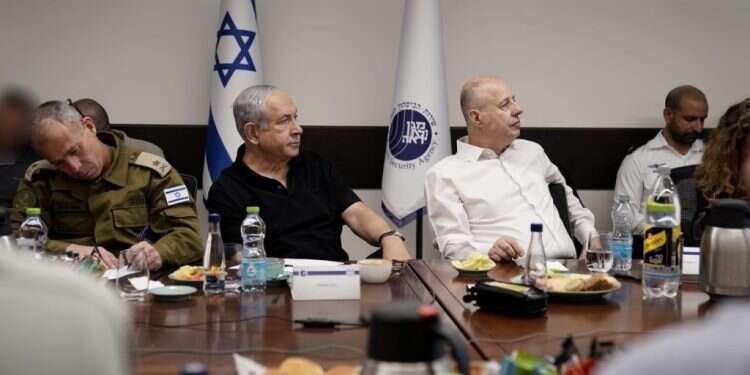 נתניהו והנגבי בזמן מבצע מגן וחץ. צילום: אריאל חרמוני, משרד הביטחון. מיום קרב ועד מבצע צבאי נרחב: חמישה תרחישים אפשריים על השולחן