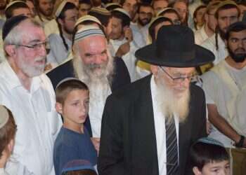 הרב יעקב אריאל, הרב יהושע שפירא וישעיהו פוגל שנתיים לאסון מירון: צפו בהדלקה מרגשת של הישיבה עם אביו של הבוגר שנספה