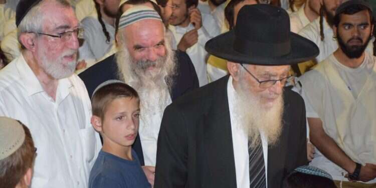 הרב יעקב אריאל, הרב יהושע שפירא וישעיהו פוגל שנתיים לאסון מירון: צפו בהדלקה מרגשת של הישיבה עם אביו של הבוגר שנספה