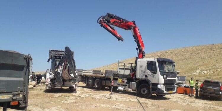 כוחות המנהל האזרחי בפינוי החווה של נריה בבנימין כוחות מג"ב החרימו טלפונים של מתיישבים כדי שלא יתעדו פינוי