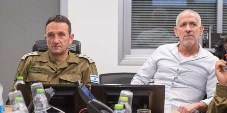 ראש המטה הכללי, רב-אלוף הרצי הלוי, וראש שירות הביטחון הכללי, רונן בר, הלילה (ה׳) ב״בור״ בקריה, במהלך סיכולו של מפקד הכוח הרקטי של הגא״פ. צילום: דו המצרים מקדמים הפסקת אש: מנוף הלחץ של ישראל – הסיכולים הממוקדים