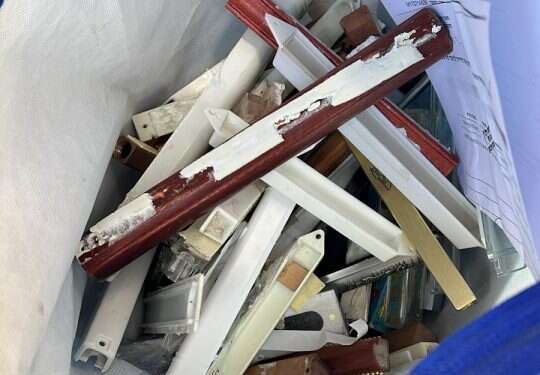 המזוזות שנמצאו בביתו של החשוד. צילום: דוברות המשטרה בזכות הסרטון: "גנב המזוזות" מירושלים יועמד לדין