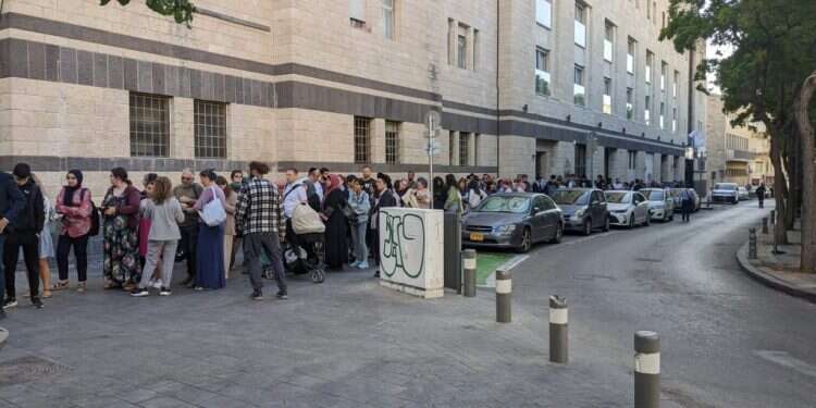 מאות אנשים בתור: חידוש הדרכונים ללא הזמנת תור מראש החל הבוקר