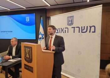 שר האוצר בצלאל סמוטריץ', הערב. סמוטריץ': "יצאנו למלחמה ביוקר המחיה, נילחם מול גופים גדולים וחזקים"