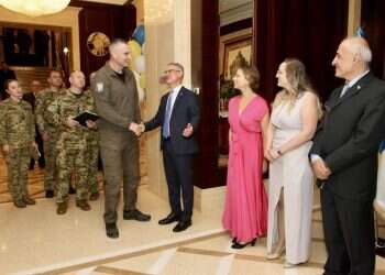 עם אזעקות ברקע ובמתחם ממוגן: בשגרירות ישראל באוקראינה חגגו את יום העצמאות