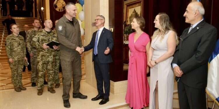 עם אזעקות ברקע ובמתחם ממוגן: בשגרירות ישראל באוקראינה חגגו את יום העצמאות