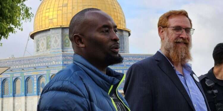 "כפתור ה'לייק' משפיע על מוחות של צעירים באופן שונה ממוחות של מבוגרים"