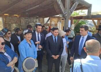 "לא עושים אצבע בעין": ח"כים מהקואליציה עלו להר הבית