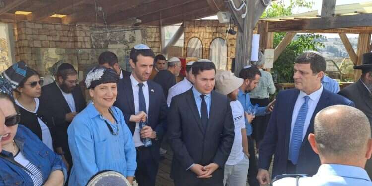 "לא עושים אצבע בעין": ח"כים מהקואליציה עלו להר הבית