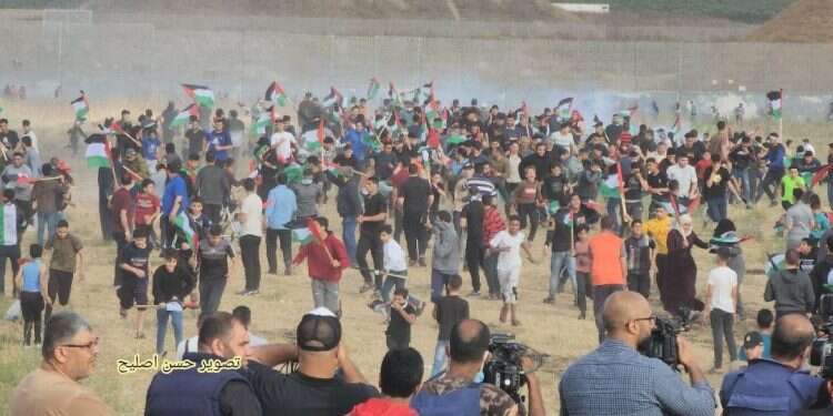 מפגינים בעזה סמוך לגבול עם ישראל, היום ההסתה הפלסטינית התעצמה ביום ירושלים, אך התושבים נשארו בבית