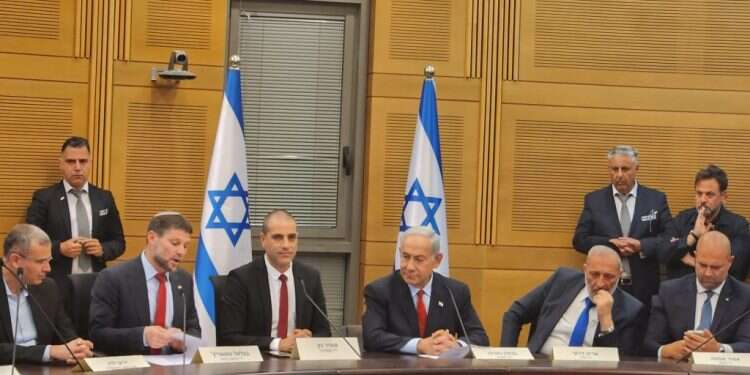 ישיבת הקואליציה לקראת ההצבעה על התקציב נתניהו בהצבעה על התקציב: "אנחנו מפתיעים בכל פעם מחדש"